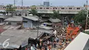 Petugas merapihkan barang barang milik pedagang Pasar Karang Anyar, Jakarta Pusat, Rabu (16/9/2015). Pemprov DKI menyiapkan Pasar Rajawali sebagai tempat pengganti. Tapi, tawaran itu ditolak pedagang. (Liputan6.com/Gempur M Surya)