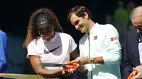Serena Williams (kiri) dan Roger Federer pada acara Miami Open 2019 di Miami Gardens, Florida. (Michael Reaves/Getty Images/AFP)