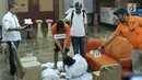 Tersangka HS pelaku kasus pembunuhan satu keluarga di Bekasi (kedua kiri) melakukan adegan pra-rekonstruksi di Polda Metro Jaya, Senin (19/11). 35 adegan diperagakan dari 57 yang akan diperagakan saat rekonstruksi. (Liputan6.com/Helmi Fithriansyah)