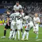 Para pemain Real Madrid merayakan gol Federico Valverde (kedua dari kiri) dalam pertandingan Grup F Liga Champions melawan RB Leipzig di Santiago Bernabeu, Madrid, Spanyol, Kamis (15/9/2022) dini hari WIB. Real Madrid menang 2-0. (AP Photo/Manu Fernandez)