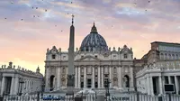 St. Peter's Basilica di Vatikan yang tampak kosong pada 6 April 2020 setelah hampir sebulan penutupan Vatikan dari para wisatawan untuk mencegah COVID-19. (ANDREAS SOLARO / AFP)