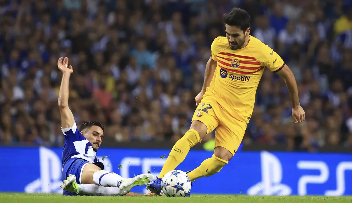 Pemain Barcelona, Ilkay Gundogan, berusaha melewati pemain FC Porto, Alan Varela, pada laga matchday 2 Liga Champions 2023/2024 di Estadio do Dragao, Kamis (5/10/2023). Ia sukses menjadi jenderal lapangan tengah Barca dengan pergerakan lincah dan akurasi umpan hingga 94 persen.  (AFP/Miguel Riopa)