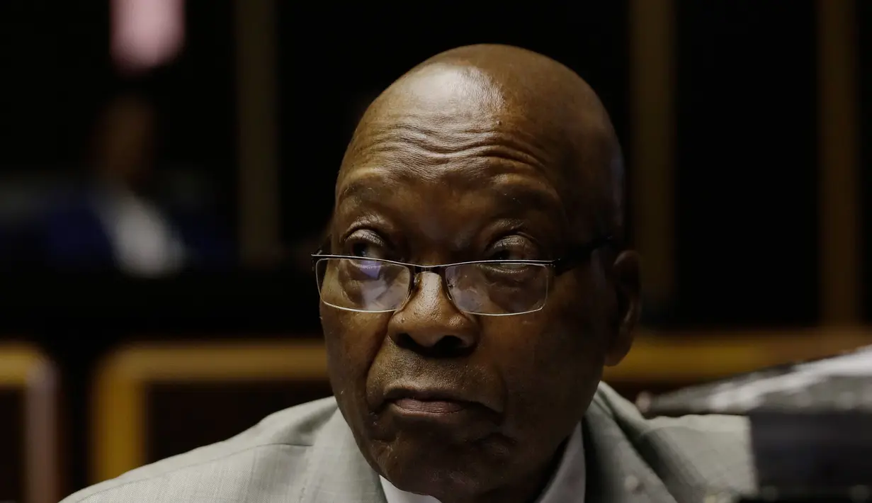 Mantan Presiden Afrika Selatan Jacob Zuma saat menjalani persidangan kasus korupsi di Pengadilan Tinggi di Pietermaritzburg (23/5/2019). Tuduhan korupsi tersebut menyebabkan Zuma dipaksa mundur dari posisinya sebagai presiden pada bulan Februari lalu. (AFP Photo/Themba Hadebe)