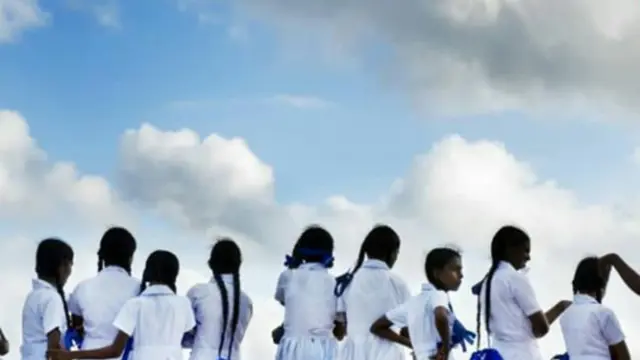 4. Di Sri Lanka, Selain Baju Gaya Rambut juga Harus sama