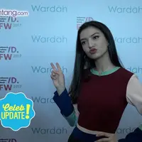 Hilangkan pegal di wajah, Raline Shah lakukan duck face.