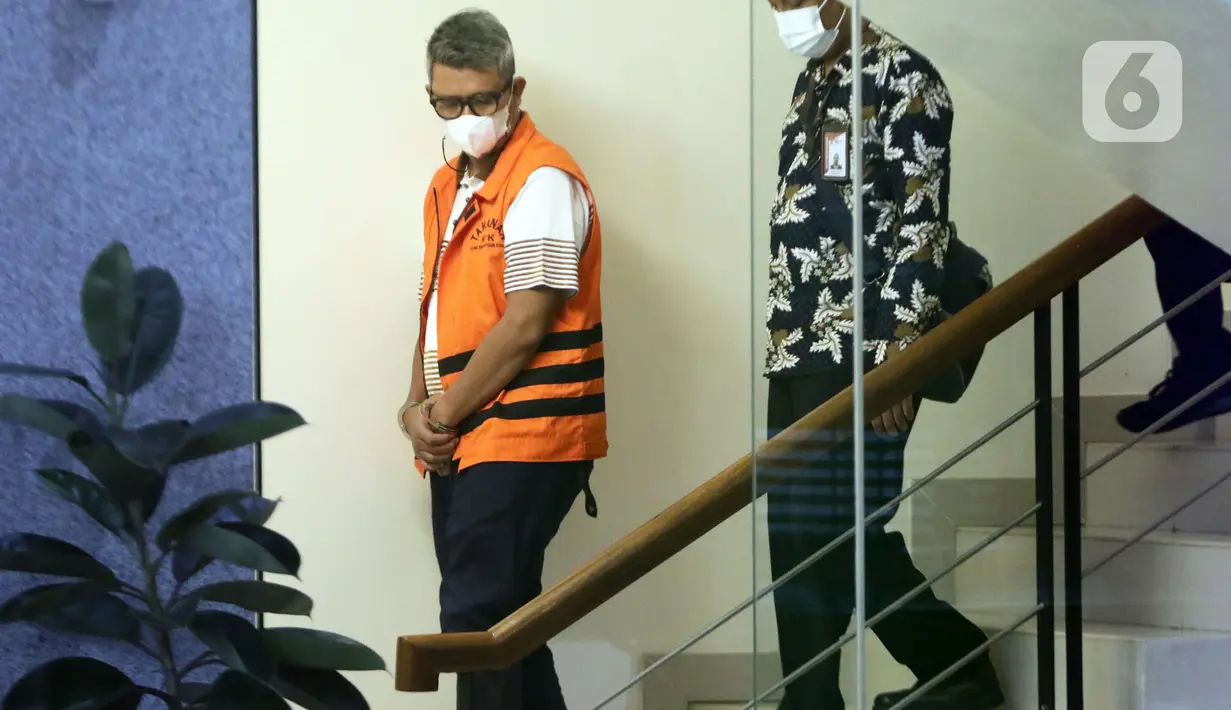 Bupati Bintan nonaktif Apri Sujadi (kiri) berjalan keluar Gedung KPK, Jakarta, Kamis (28/10/2021). Apri menjalani pemeriksaan dugaan korupsi pengaturan barang kena cukai dalam pengelolaan Kawasan Perdagangan Bebas dan Pelabuhan Bebas (KPBPB) Kab Bintan 2016-2018. (Liputan6.com/Helmi Fithriansyah)