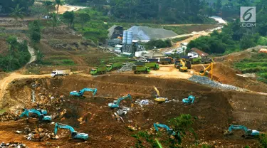 Alat berat mengerjakan proyek pembangunan Bendungan Ciawi di Desa Gadog, Bogor, Jawa Barat, Kamis (22/08/2019). Bendungan Ciawi dibangun untuk mengendalikan banjir di kawasan DKI Jakarta. (Merdeka.com/Arie Basuki)
