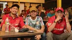 Ekspresi kecewa Ibnu Jamil, Rian d'Masiv, dan Mario Delano saat Roaring Night Liga Inggris antara Manchester City melawan Manchester United di Picth 98, Kemang, Jakarta, Minggu (03/03/2024) malam WIB. (Bola.com/Abdul Aziz)