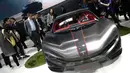 Wartawan mengambil gambar mobil keluaran China, Qiantu K50 yang dipamerkan dalam Auto China 2018 di Beijing (25/4).  Mobil berkonsep sport keluaran China ini menggunakan tenaga listrik. (AP Photo / Andy Wong)