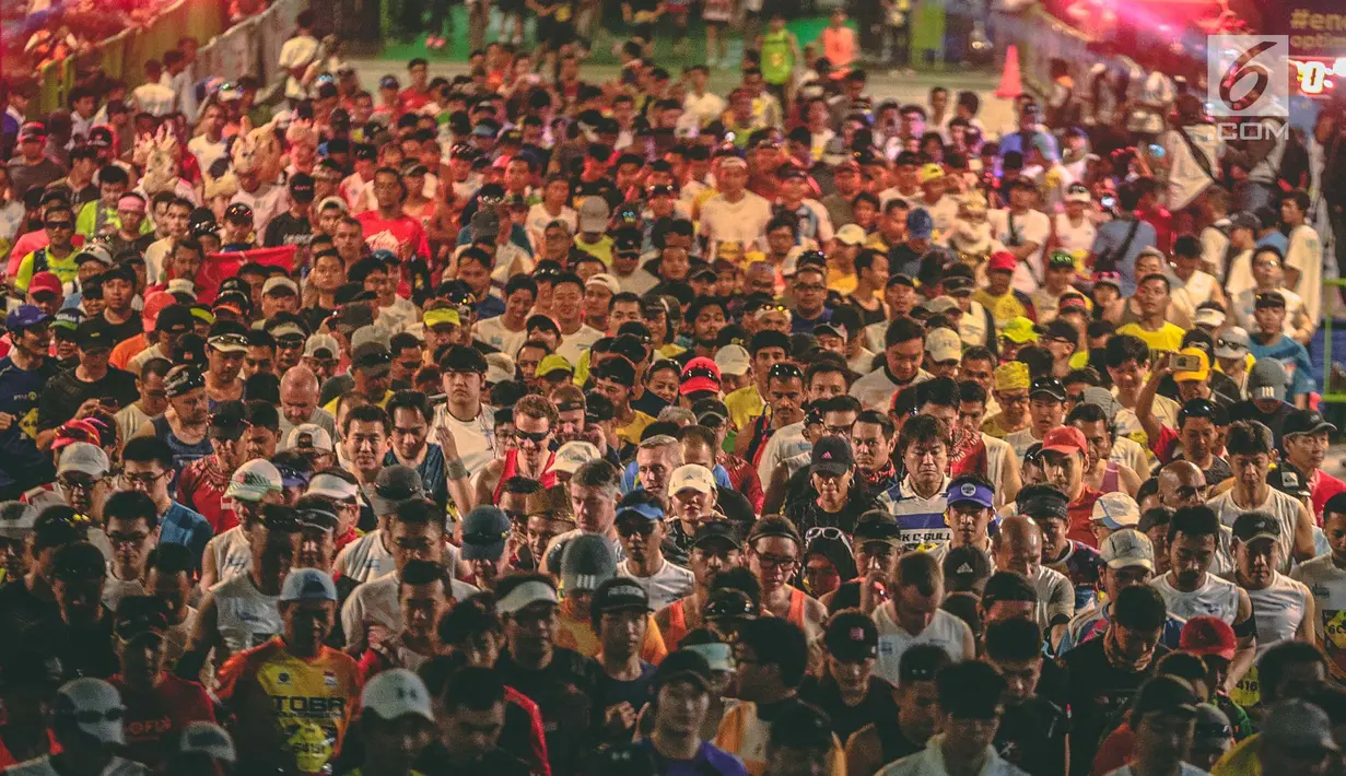 Ribuan pelari mengikuti Jakarta Marathon 2018 di Gelora Bung Karno, Jakarta, Minggu (28/10). Ada lima nomor lari, yakni marathon (42,195 km), half marathon (21 km), 10 K, 5K, dan maratoonz (lari untuk anak-anak). (Liputan6.com/Faizal Fanani)