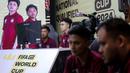 Sejumlah peserta kategori consloe tampak serius saat berkompetisi dalam seleksi nasional atau Indonesia National Qualifier FIFAe World Cup 2024 yang berlangsung di Point Arena, Jakarta Selatan, Sabtu (02/11/2024). (Bola.com/Bagaskara Lazuardi)
