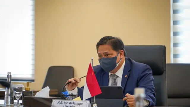 Menteri Koordinator Bidang Perekonomian Airlangga Hartarto menerima kunjungan Menteri Ekonomi, Perdagangan dan Industri Jepang Koichi Hagiuda di Jakarta, Senin (11/1/2022).