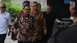 Direktur Utama PT PLN (Persero) nonaktif, Sofyan Basir (kedua kanan) memenuhi panggilan penyidik KPK dalam pemeriksaan di Jakarta, Senin (6/5/2019). Sofyan diperiksa perdana sebagai tersangka kasus dugaan suap terkait kesepakatan kontrak kerja sama pembangunan PLTU Riau-1. (merdeka.com/Dwi Narwoko)