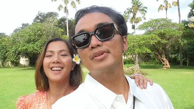 7 Potret Kemesraan Dipha Barus dan Istri Jalani Satu Tahun Pernikahan
