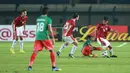 Pemain Timnas Indonesia, Pratama Arhan (kanan) berusaha melewati pemain Bangladesh pada laga uji coba FIFA Matchday antara Timnas Indonesia menghadapi Bangladesh di Stadion Si Jalak Harupat, Bandung, Rabu (1/6/2022) malam WIB. (Bola.com/M. Iqbal Ichsan)