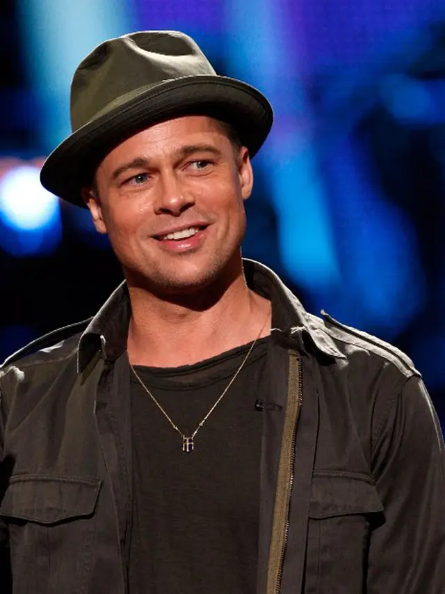 [Bintang] Brad Pitt dan Ella Purnell