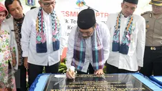 Wakil Gubernur (Wagub) DKI Jakarta, Djarot Saiful Hidayat menandatangani batu prasasti saat peresmian Ruang Publik Terpadu Ramah Anak (RPTRA) Pola Pinang, Pondok Labu, Jakarta Selatan, Kamis (13/10). (Liputan6.com/Yoppy Renato)
