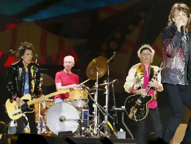 Band Veteran asal Inggris The Rolling Stones mengelar konser bertajuk "Amerika Latin Ole Tour" di Santiago, Chili (3/2). The Rolling Stones memberikan fans kesempatan memilih satu lagu pada konser melalui polling online. (REUTERS/Rodrigo Garrido)