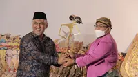 Wakil Ketua DPRD Jawa Tengah Fraksi PKS Quatly Alkatiri saat menyaksikan pagelaran wayang kulit dengan lakon “Sirnaning Pedhut Amartha” dimainkan oleh dalang nasional Ki Bagong Darmono. (Istimewa)