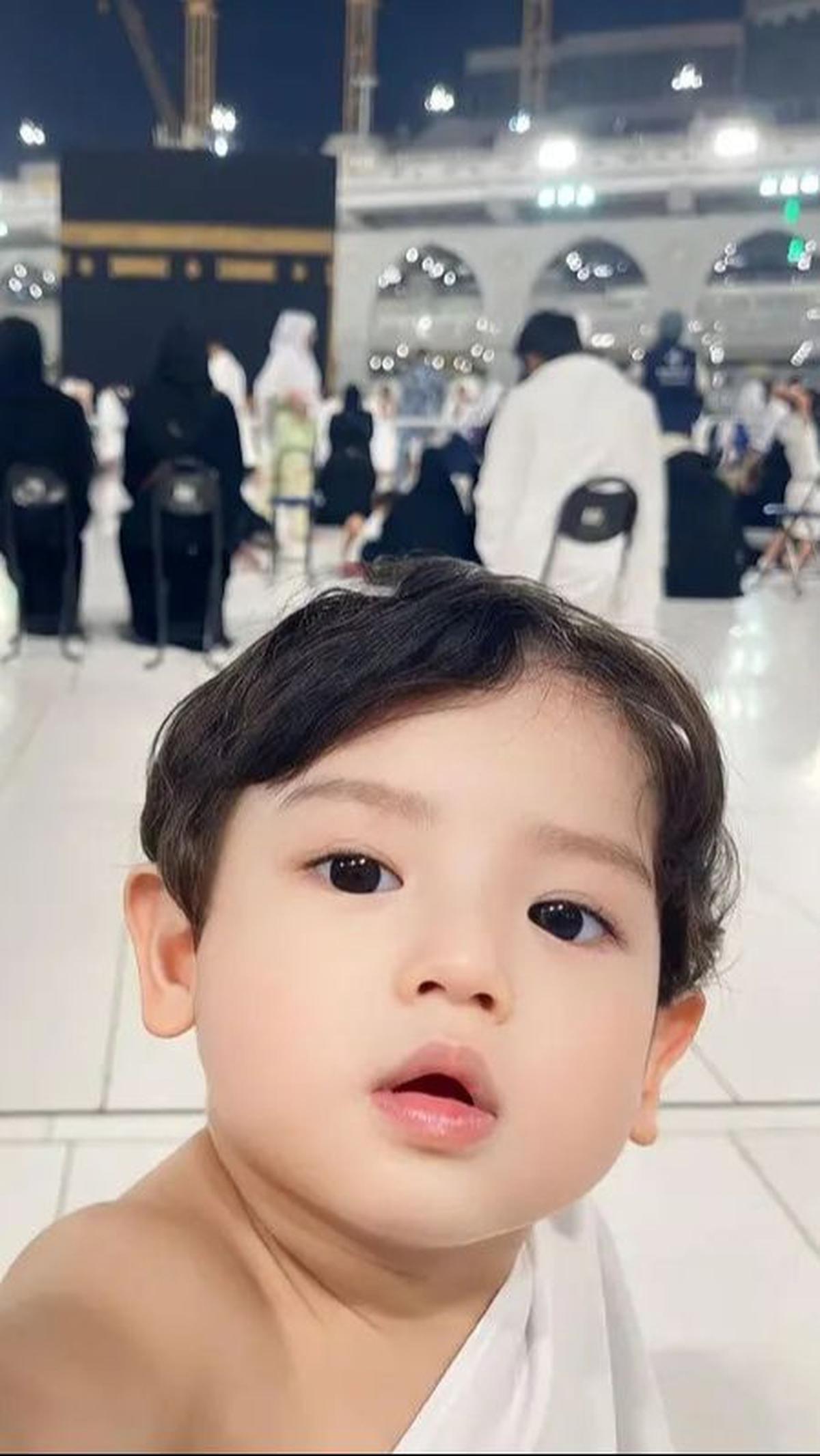 Setelah foto Jourell di Ka'bah menjadi viral secara internasional, penampilan dua putranya kembali menarik perhatian saat mereka melakukan sesi pemotretan keluarga.<br>