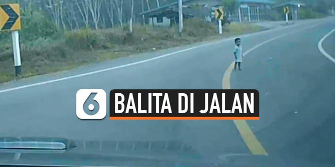 VIDEO: Pengemudi Mobil Syok, Balita Berdiam Diri di Tengah Jalan