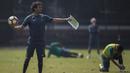 Pelatih Timnas Indonesia U-22, Luis Milla, memberikan instruksi saat latihan di Lapangan SPH Karawaci, Banten, Selasa (8/8/2017). Latihan dilakukan sebagai persiapan jelang SEA Games 2017 Malaysia. (Bola.com/Vitalis Yogi Trisna)
