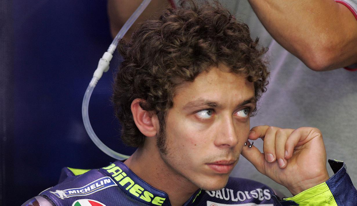 Sejak kali pertama muncul di dunia balap, Valentino Rossi mampu menyita perhatian publik. (AFP/Karim Jaafar)