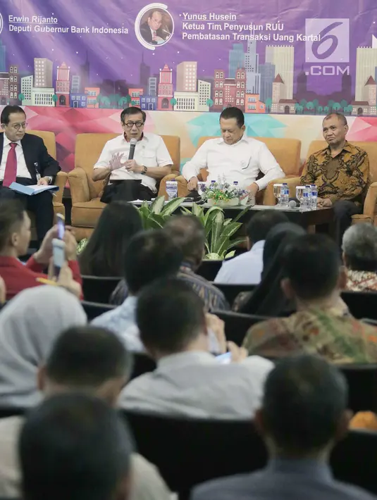 Menteri Hukum dan HAM Yasona Laoly (kedua kiri) memberi pemaparan saat diskusi Dimensi RUU Pembatasan Transaksi Uang Kartal di gedung PPATK, Jakarta, Selasa (17/4). (Liputan6.com/Angga Yuniar)