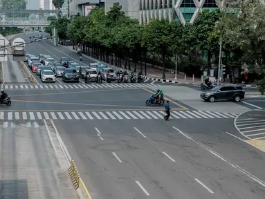 Kendaraan bermotor melintas di kawasan Jalan Thamrin, Jakarta, Sabtu (1/6/2019). Sejumlah ruas jalan rawan macet di Ibu Kota saat ini terpantau lengang dan lancar. (Liputan6.com/Faizal Fanani)