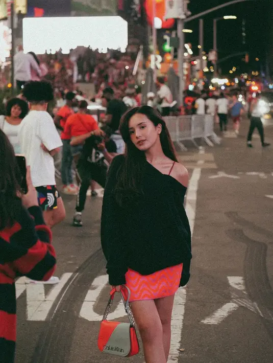 Gaya Beby Tsabina saat berpose di jalanan Time Square, New York. pose ini membuat leher jenjang dan tulang selangkanya turut terekspos di kamera. (Instagram/bebytsabina)