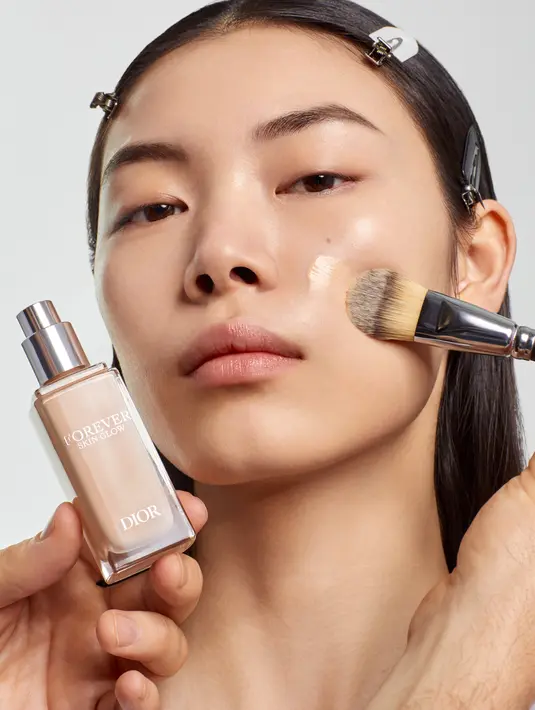 Digunakan Dior Forever Skin Glow Foundation sebagai complexion dasar untuk kesan glowing natural. [Dior Beauty]