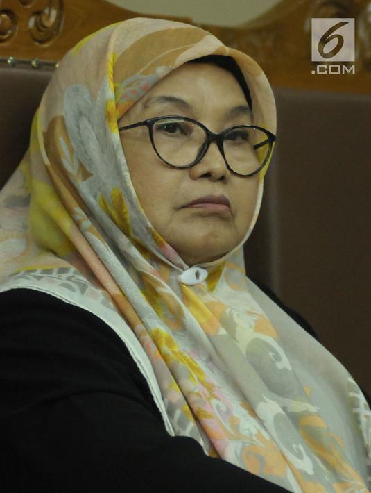 Mantan Menkes, Siti Fadilah Supari (kanan) saat menjalani sidang perdana PK di Pengadilan Tipikor, Jakarta, Kamis (31/5). Sebelumnya, Siti dinyatakan terbukti menyalahgunakan wewenang pengadaan alat kesehatan (alkes). (Liputan6.com/Helmi Fithriansyah)