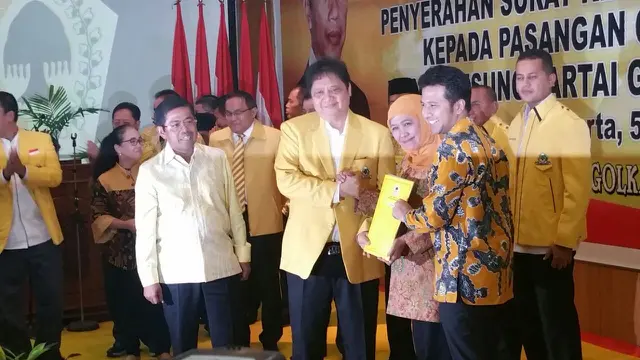 Partai Golkar serahkan SK mengusung Khofifah-Emil Dardak