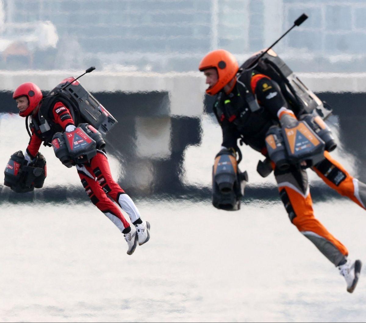 Balapan Jet Suit pertama di dunia ini menjadi bukti bahwa teknologi penerbangan semakin maju dan inovatif. Foto: REUTERS / Satish Kumar<br>