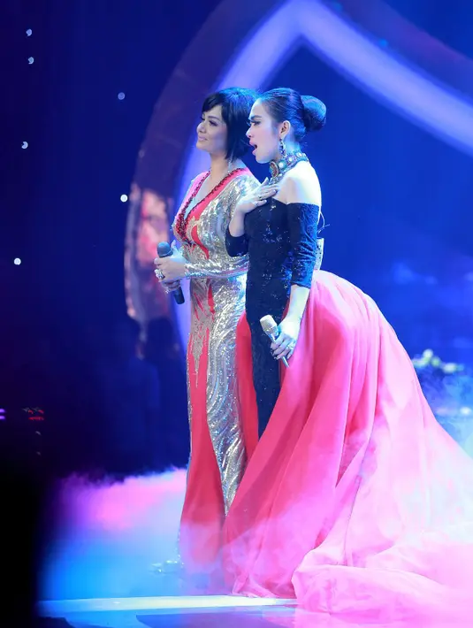 Pertemuan ketiga wanita cantik itu terjadi di Silet Awards 2015. Ashanty, Syahrini, dan Krisdayanti tampil satu panggung bernyanyi secara bergantian lagu bertema cinta.  (Galih W. Satria/Bintang.com)