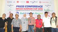 Press Conference Irman Gusman Cup dihadiri Legenda Timnas Indonesia yaitu Heri Kiswanto, Rully Nere dan Ketua Pelaksana IGC, Tria Supajeni (tengah) di Bunda Hotel, Padang, Sabtu (12/3/2016). (Bola.com/Nicklas Hanoatubun)