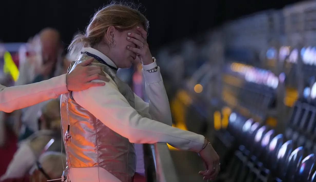 Flora Pasztor dari Hungaria menangis setelah timnya kalah dari tim Canada Foil dalam kompetisi individual Foil klasifikasi 5-8 putri pada Olimpiade Tokyo 2020, pada 29 Juli 2021, di Chiba, Jepang. (AP Photo/Hassan Ammar)