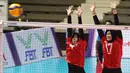 <p>Pemain Timnas Bola Voli Putri Indonesia, Wilda Siti Nurfadilah (kanan) dan&nbsp;Arneta Putri Amelia&nbsp;berusaha membendung bola yang dilepaskan oleh pemain&nbsp;Timnas Bola Voli Putri Thailand saat laga Grup A Bola Voli Putri SEA Games 2023 di Olympic Complex Indoor Main Hall, Phnom Penh, Kamboja, Selasa (09/05/2023). (Bola.com/Abdul Aziz)</p>