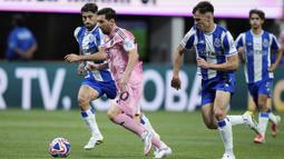 Pemain Inter Miami, Lionel Messi menggiring bola melewati sejumlah pemain FC Porto dalam laga Grup A Piala Dunia Antarklub 2025 di Mercedes-Benz Stadium, Atlanta, Amerika Serikat, Jumat (20/06/2025) WIB. (AP Photo/Brynn Anderson)