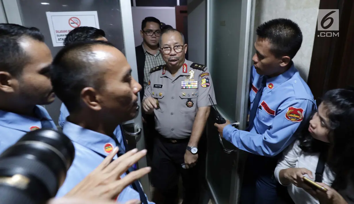 Kepala Divisi Humas Polri Irjen Setyo Wasisto usai mengecek ruangan Fraksi Gerindra dan Fraksi Hanura yang terkena proyektil anak peluru nyasar di Lantai 13 dan 16 Gedung Nusantara I, Gedung DPR, Senayan, Jakarta, Senin (15/10). (Liputan6.com/Johan Tallo)