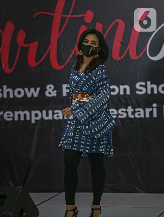 Penampilan Perempuan Pelestari Budaya saat meragakan busana khas NTT dalam Kartini Fest memperingati Hari Kartini, Jakarta, Sabtu (17/4/2021). Acara yang menampilkan talkshow dan Fashion show tersebut merupakan untuk charity Korban bencana alam di NTT. (Liputan6.com/Faizal Fanani)
