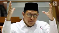 Menag Lukman Hakim Saifuddin saat mengikuti raker dengan Komisi VIII DPR di Senayan, Jakarta (24/5). Dalam rapat ini, Menag mengklarifikasi terkait daftar 200 mubaligh yang dikeluarkan dalam rilis Kemenag beberapa waktu lalu. (Liputan6.com/JohanTallo)
