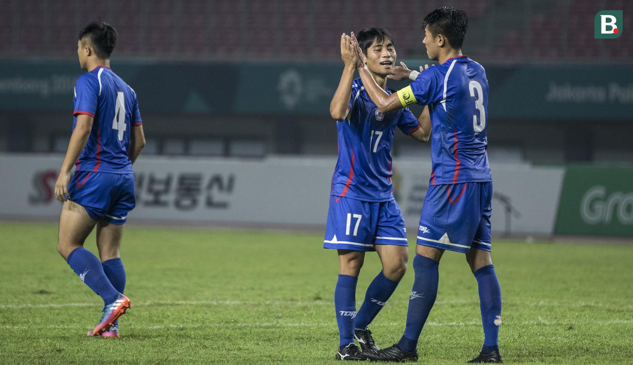 Pera pemain Laos tampak gembiri usai menahan imbang Palestina pada laga Grup A Asian Games di Stadion Patriot, Jawa Barat, Jumat (10/8/2018). Kedua negara bermain imbang 0-0. (Bola.com/Vitalis Yogi Trisna)