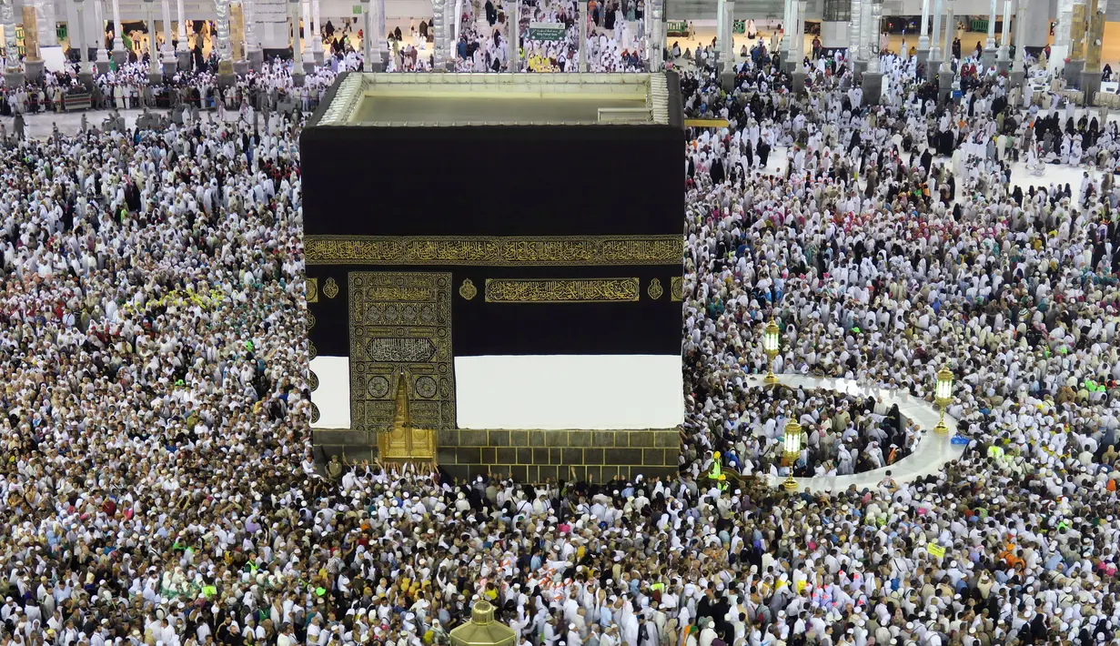 Jemaah mengelilingi Kabah saat melaksanakan ibadah haji di Masjidil Haram, Mekah, Arab Saudi, Minggu (4/9). Seminggu jelang pelaksanaan Haji 2016, Masjidil Haram penuh sesak oleh jemaah haji dari berbagai belahan dunia. (REUTERS/Ahmed Jadallah)