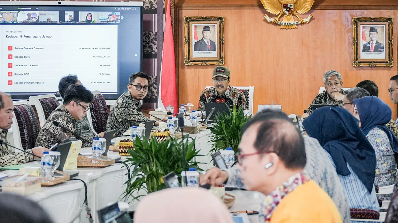 Menteri Sosial Saifullah Yusuf (Gus Ipul) bersama Wakil Menteri Sosial Agus Jabo Priyono memimpin Rapat Dinas persiapan Sekolah Rakyat Tahun Ajaran 2026/2027 di Kantor Kementerian Sosial, Jakarta.
