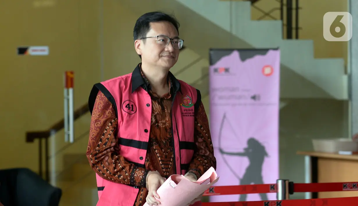 Komisaris PT Hanson International Tbk (MYRX) Benny Tjokrosaputro tiba untuk menjalani pemeriksaan penyidik Kejaksaan Agung di Gedung KPK, Jakarta, Senin (9/3/2020). Benny diperiksa sebagai tersangka terkait kasus dugaan korupsi di PT Asuransi Jiwasraya (Persero). (merdeka.com/Dwi Narwoko)