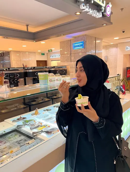 Saat di Madinah, Margin terlihat mengenakan hijab yang dipadu abaya dengan detail beads serba hitam. @marginw.