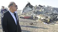 Perdana Menteri Mesir Sherif Ismail (kanan) melihat kondisi pesawat yang sudah hancur di kota El Arish , Mesir utara,(31/10/2015). Pesawat  membawa 224 penumpang jatuh ke daerah pegunungan Sinai setelah kehilangan kontak radar.(REUTERS/Stringer)