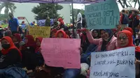 Sejumlah buruh perempuan menunjukan poster-poster aspirasi saat mengawal sidang putusan perkara pesangon di Pengadilan Hubungan Industrial (PHI) Bandung, Rabu, 5 Oktober 2022. (Liputan6.com/Dikdik Ripaldi).