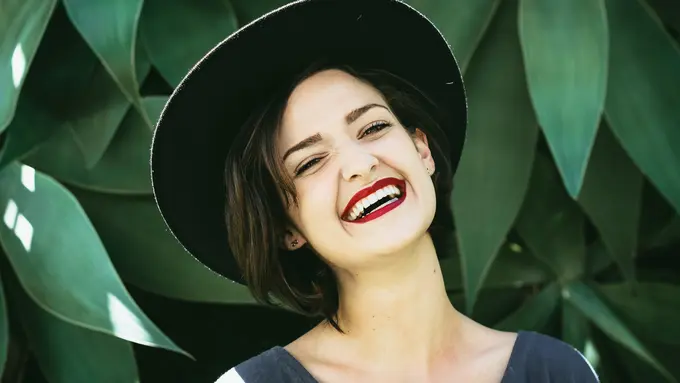 perempuan bahagia dan positif